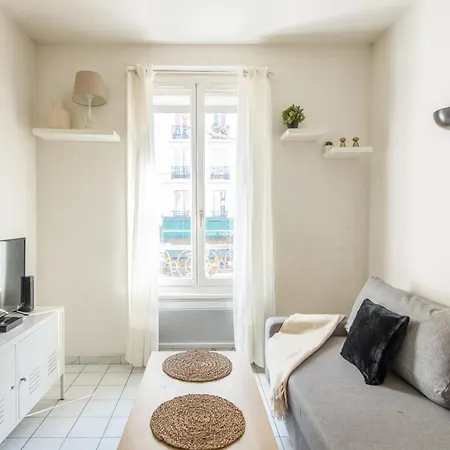 1 Bedroom Ideally Located Only 1 Minute To The Metro In Montmartre Neighbourhood Appartamento *