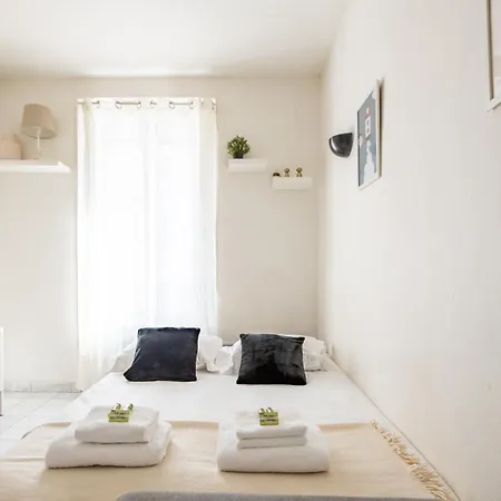 1 Bedroom Ideally Located Only 1 Minute To The Metro In Montmartre Neighbourhood Parigi